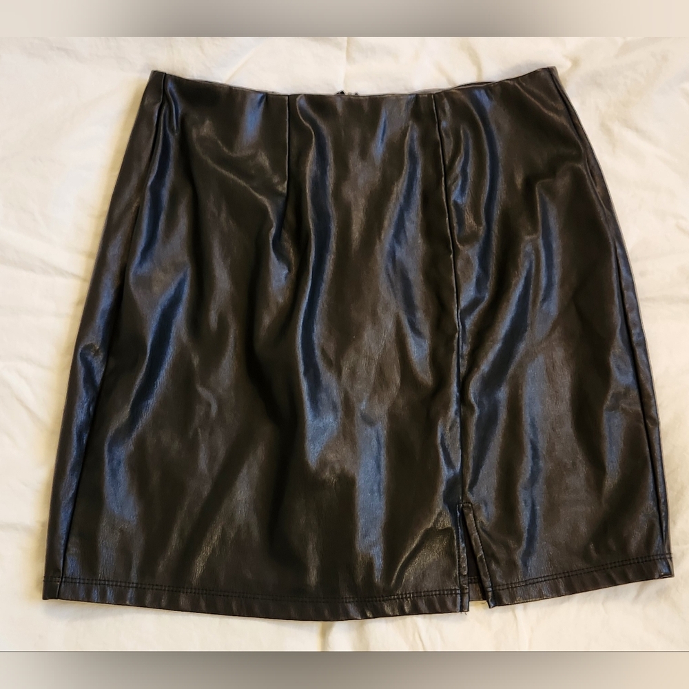 Madden NYC faux leather skirt size small black‎